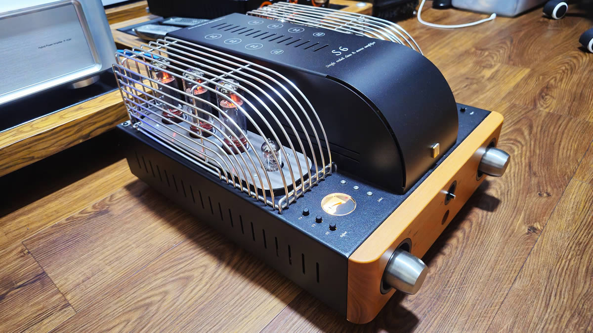 Unison Research S6 integrated tube amplifier