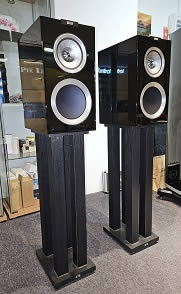 KEF R300 Bookshelf Speakers with stands KEF R300 Bookshelf Speakers with stands